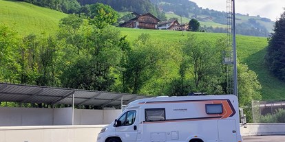 Reisemobilstellplatz - Umgebungsschwerpunkt: am Land - Wolkenstein (Trentino-Südtirol) - Stellplatz an der SportBar. Im Winter ist es eine Schlittschuhbahn. - Sportbar Villnöss