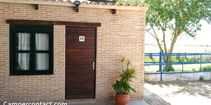 Plaza de aparcamiento para autocaravanas - Andalucía - WC-Block mit einer heißen Dusche - Multiparking La Jabega