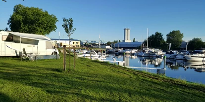 Reisemobilstellplatz - Umgebungsschwerpunkt: Fluss - Derwitz - Stellplatz 10 mit Blick über den Hafen - Stadtmarina Brandenburg