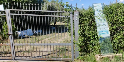 Parkeerplaats voor camper - Umgebungsschwerpunkt: Fluss - Italië - Einfahrt zu den Stellplätzen, einfach ö und rein fahren..))  - Naturcamping im Olivenhain,www.olivenonkel.de 