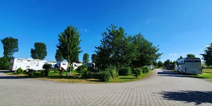 Motorhome parking space - Art des Stellplatz: eigenständiger Stellplatz - Ostfriesland - www.jemgum-urlaub.de - Wohnmobilstellplatz "Am Deich" in Ditzum