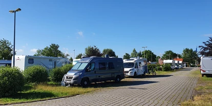 Place de parking pour camping-car - Art des Stellplatz: eigenständiger Stellplatz - Wirdum - www.jemgum-urlaub.de - Wohnmobilstellplatz "Am Deich" in Ditzum