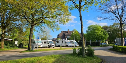 Place de parking pour camping-car - öffentliche Verkehrsmittel - Ostrhauderfehn - Stellplatz "Uferstraße" am Nordgeorgsfehnkanal, Uplengen - Stellplatz an der Uferstraße 