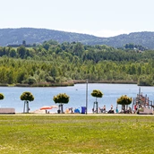 Parkeerplaats voor campers - Blick über den Olbersdorfer See in das Tittauer Gebirge - Stellplätze am SeeCamping Zittauer Gebirge