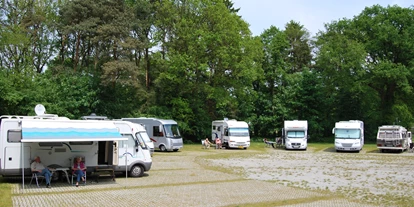 Posto auto camper - Grauwasserentsorgung - Sande (Friesland) - Wohnmobilstellplatz "Schützenplatz" in Uplengen-Remels (direkt am Höstpark Remels) -  Stellplatz "Am Schützenplatz"