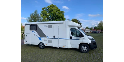 Plaza de aparcamiento para autocaravanas - öffentliche Verkehrsmittel - Jade - Großer Platz mit Stromversorgung für 6 Mobile. - Festplatz Markthamm