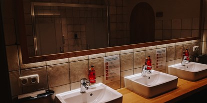 Reisemobilstellplatz - Bademöglichkeit für Hunde - Oppurg - Dusch- und Waschraum - Stellplatz am Rittergut Positz