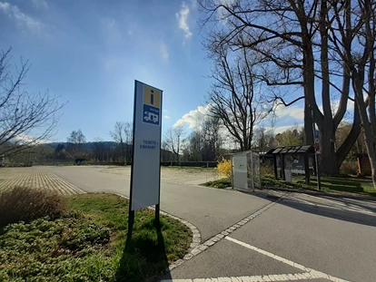 Parkeerplaats voor camper - Art des Stellplatz: bei Sehenswürdigkeit - Eging am See - Wohnmobilstellplatz am KurErlebnispark BÄREAL in Grafenau
