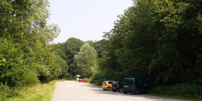 Plaza de aparcamiento para autocaravanas - Radweg - Wiesmoor - Parkplatz am Urwald Neuenburg