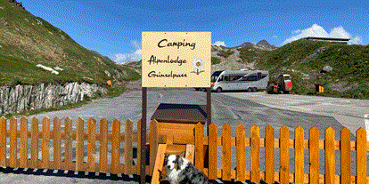 Motorhome parking space - Hunde erlaubt: Hunde erlaubt - Hospental - Stellplatz Alpenlodge Grimselpass 