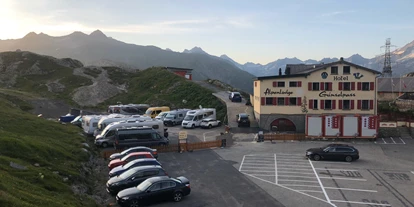 Motorhome parking space - Art des Stellplatz: bei Gaststätte - Switzerland - Stellplatz Alpenlodge Grimselpass 
