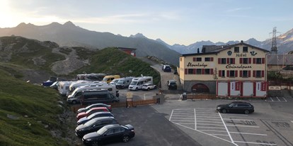 Motorhome parking space - WLAN: nur um die Rezeption vorhanden - Gadmen - Stellplatz Alpenlodge Grimselpass 