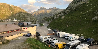 Motorhome parking space - WLAN: nur um die Rezeption vorhanden - Oberwald (Obergoms) - Stellplatz Alpenlodge Grimselpass 