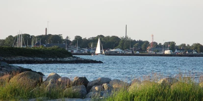 Parkeerplaats voor camper - Hadsund Sogn - Vom Egense Strand aus können Sie über den Fjord auf die Stadt Hals blicken - Egense Strand Camping