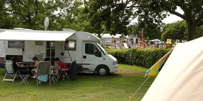 Reisemobilstellplatz - Wohnwagen erlaubt - Langeskov - Plätze direkt am Spielplatz. - Camp Hverringe