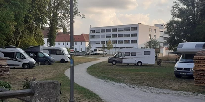 Place de parking pour camping-car - Grauwasserentsorgung - Thalmässing - Sehr ruhig und idyllisch direkt am Bach -  Wohnmobilstellplatz Stampfermühle Berching 
