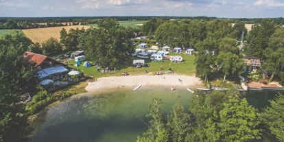 Motorhome parking space - Radweg - De Lutte - Luftbild von Strand, Campingwiese und Restaurant mit Biergarten vom blauen See aus gesehen. - Campingplatz Blauer See / Reisemobilstellplatz am Blauen See