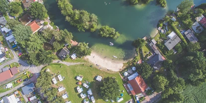 Reisemobilstellplatz - Umgebungsschwerpunkt: Strand - Fürstenau (Landkreis Osnabrück) - Draufsicht Touristischer Camping Bereich mit der großen zentralen eiche auf der Wiese und am Seestrand. - Campingplatz Blauer See / Reisemobilstellplatz am Blauen See