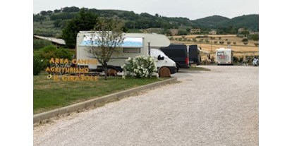 Motorhome parking space - Gualdo Tadono - Einfahrt - Agriturismo Il Girasole