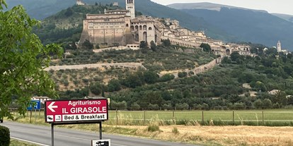 Motorhome parking space - Umgebungsschwerpunkt: am Land - Italy - Einfahrt von der Strasse - Agriturismo Il Girasole