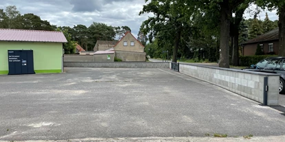 Plaza de aparcamiento para autocaravanas - öffentliche Verkehrsmittel - Luckau (Landkreis Dahme-Spreewald) - geteerter Abstellplatz im Freien - Märkischer Hof Schöbendorf