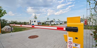 Reisemobilstellplatz - Umgebungsschwerpunkt: am Land - Kenzingen - Modernes Schrankensystem mit QR-Code - Stellplatz Ringsheim