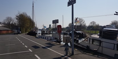 Motorhome parking space - Art des Stellplatz: eigenständiger Stellplatz - Sustrum - Wohnmobilstellplatz Am Alten Hafen in Weener