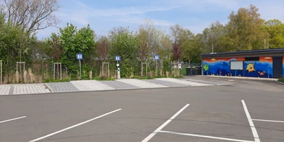 Plaza de aparcamiento para autocaravanas - Marburg - 3 Stellplätze am Freibad in Neustadt (Hessen) - Freibad Neustadt (Hessen)