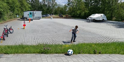 Motorhome parking space - Spielplatz - Kupferzell - Wohnmobilstellplatz: Viel Platz, auch für große Wohnmobile! - Jagstblick Camping