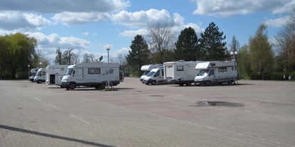 Place de parking pour camping-car - Quickborn (Kreis Pinneberg) - Der Stellplatz bietet viel Platz. - Stellplatz auf dem Festplatz