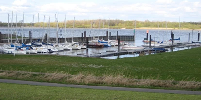 Motorhome parking space - Umgebungsschwerpunkt: Fluss - Lower Saxony - Der Yachthafen Neuenschleuse mit der Binnenelbe im Hintergrund. - Stellplatz am Yachthafen