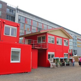Wohnmobilstellplatz: Rezeption mit Sanitärgebäude in Containerform - Wohnmobilhafen Hamburg
