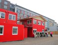 Wohnmobilstellplatz: Rezeption mit Sanitärgebäude in Containerform - Wohnmobilhafen Hamburg