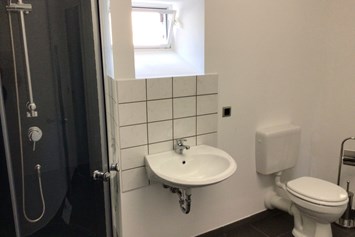 Wohnmobilstellplatz: Dusche und WC - ruhiger Stellplatz auf dem Geflügelhof Arnsdorf