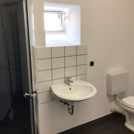 Wohnmobilstellplatz: Dusche und WC - ruhiger Stellplatz auf dem Geflügelhof Arnsdorf