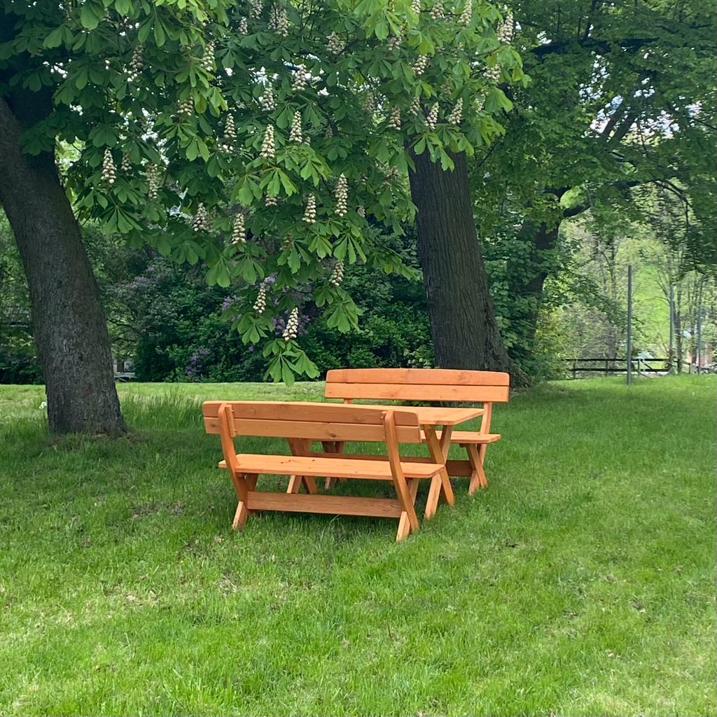 Wohnmobilstellplatz: Sitzgelegenheit vor dem Hofladen - Wohnmobilstellplatz auf dem Geflügelhof Arnsdorf