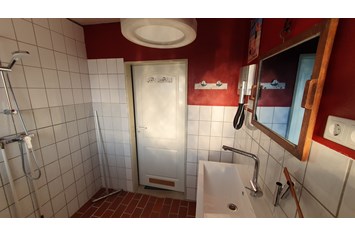 Wohnmobilstellplatz: Sanitär in einem Extra Gebäude. - Zwischen Himmelreich und Paradies