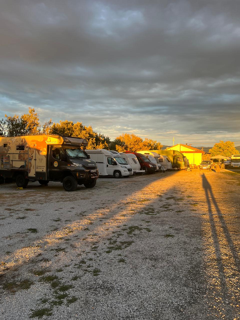 Reisemobilstellplatz - Griechenland - die Reflexion des Sonnenuntergangs, zu bestimmten Tageszeiten  - A&ACAMPER PARKING