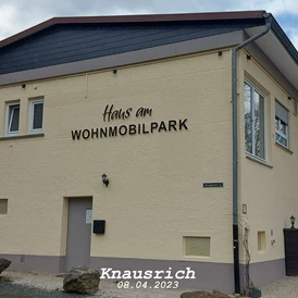 Wohnmobilstellplatz: Sanitärhäuschen - WohnmobilPark Grünberg