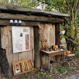 Wohnmobilstellplatz: Infotafel und Stromanschluss  - CWK-Art Camp     die andere Art zu campen 