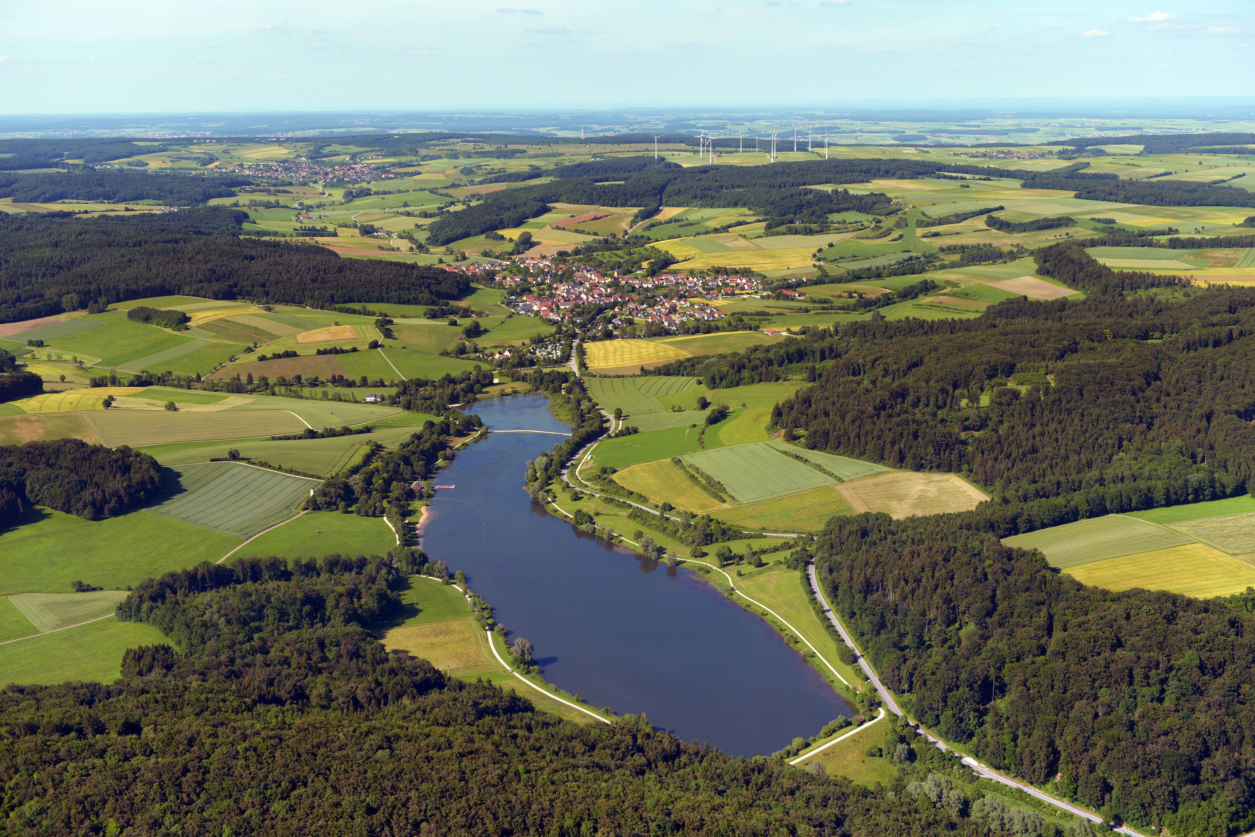 Reisemobilstellplatz - Hunde erlaubt: Hunde erlaubt - Heidenheim an der Brenz - Wohnmobilstellplatz am Seeufer - Hahnenkammsee