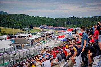 Wohnmobilstellplatz: Der Haupteingang zum RedBull-Ring ist nur 900 Meter vom Campinggelände am Schitterhof entfernt.  - Schitterhof CAMPING WEISS