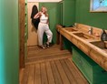 Wohnmobilstellplatz: Schöner Wasch- und Duschbereich am Schitterhof. - Schitterhof CAMPING WEISS