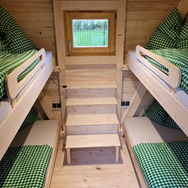 Wohnmobilstellplatz: 50 Holz-Chalets mit jeweils 4 Betten (Stockbetten) bieten eine gemütliches Glampingerlebnis für Gäste, die ohne Zelt anreisen möchten.  - Schitterhof CAMPING WEISS