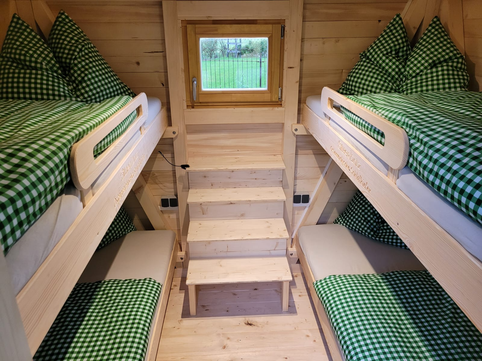 Wohnmobilstellplatz: 24 Holz-Chalets mit jeweils 4 Betten (Stockbetten) bieten eine gemütliches Glampingerlebnis für Gäste, die ohne Zelt anreisen möchten.  - Schitterhof CAMPING WEISS am RedBull Ring - Infrastruktur, Stellplätze