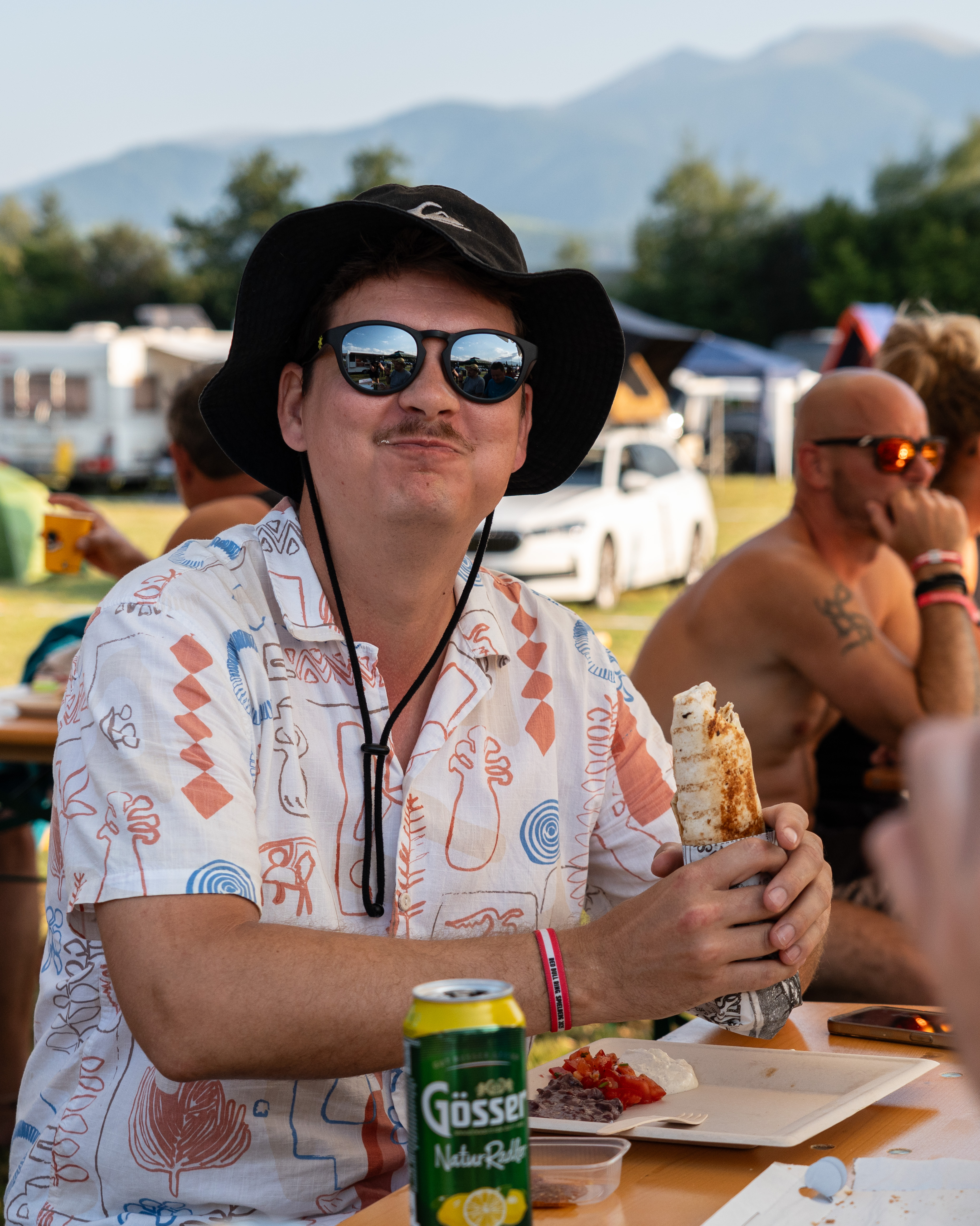 Wohnmobilstellplatz: Zufriedene Gäste genießen das gute Essen. Frühstück gibt es ab 07.00 Uhr, durchgehend kleine Snacks und Abends gibt es knusprige Pizzen, Pasta und mexikanische Tacos und Burritos vom Grill.  - Schitterhof CAMPING WEISS am RedBull Ring