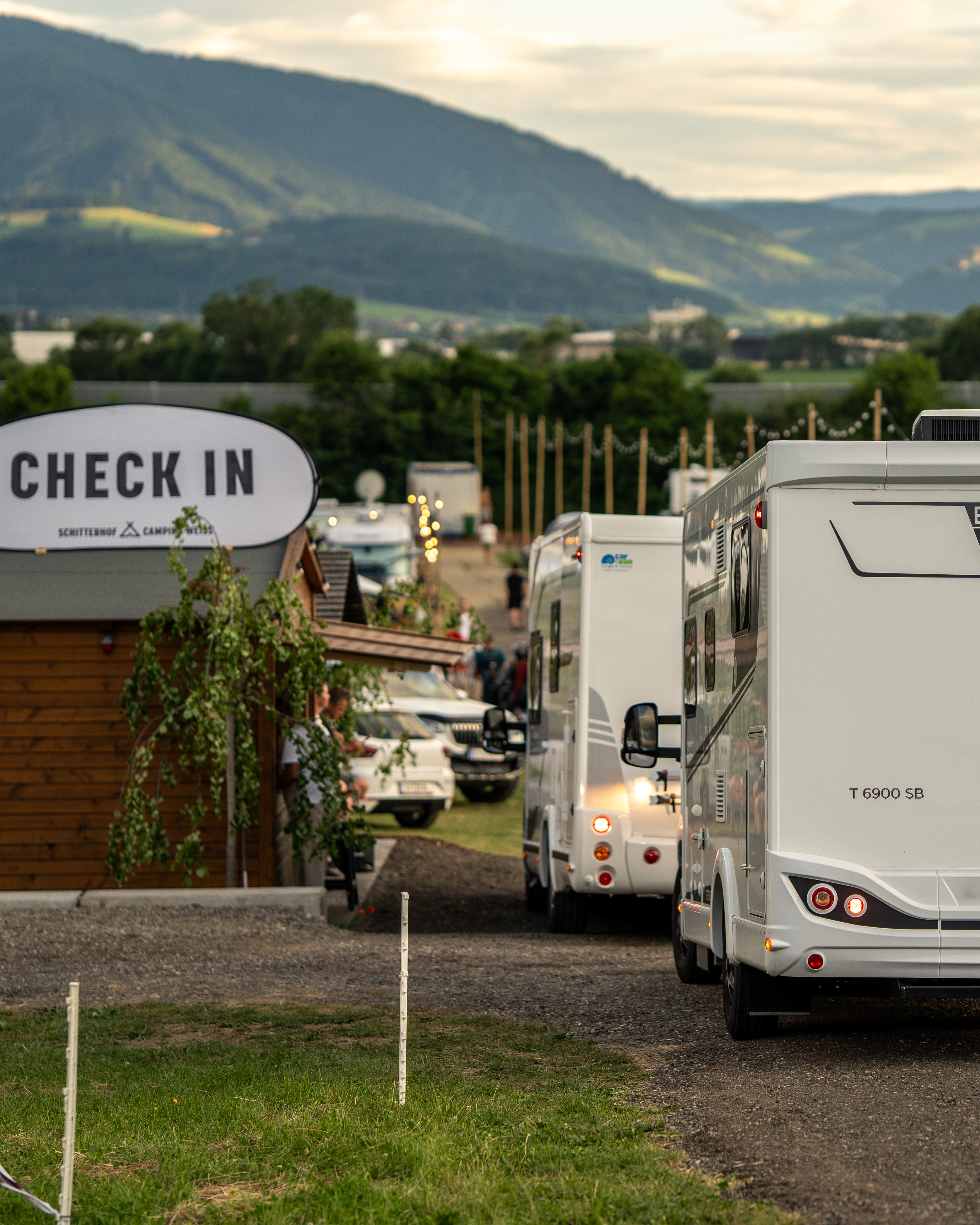 Wohnmobilstellplatz: Großzügige Stellplätze für Wohnmobile, auch über 7,5m Länge.  - Schitterhof CAMPING WEISS am RedBull Ring - Stellplätze