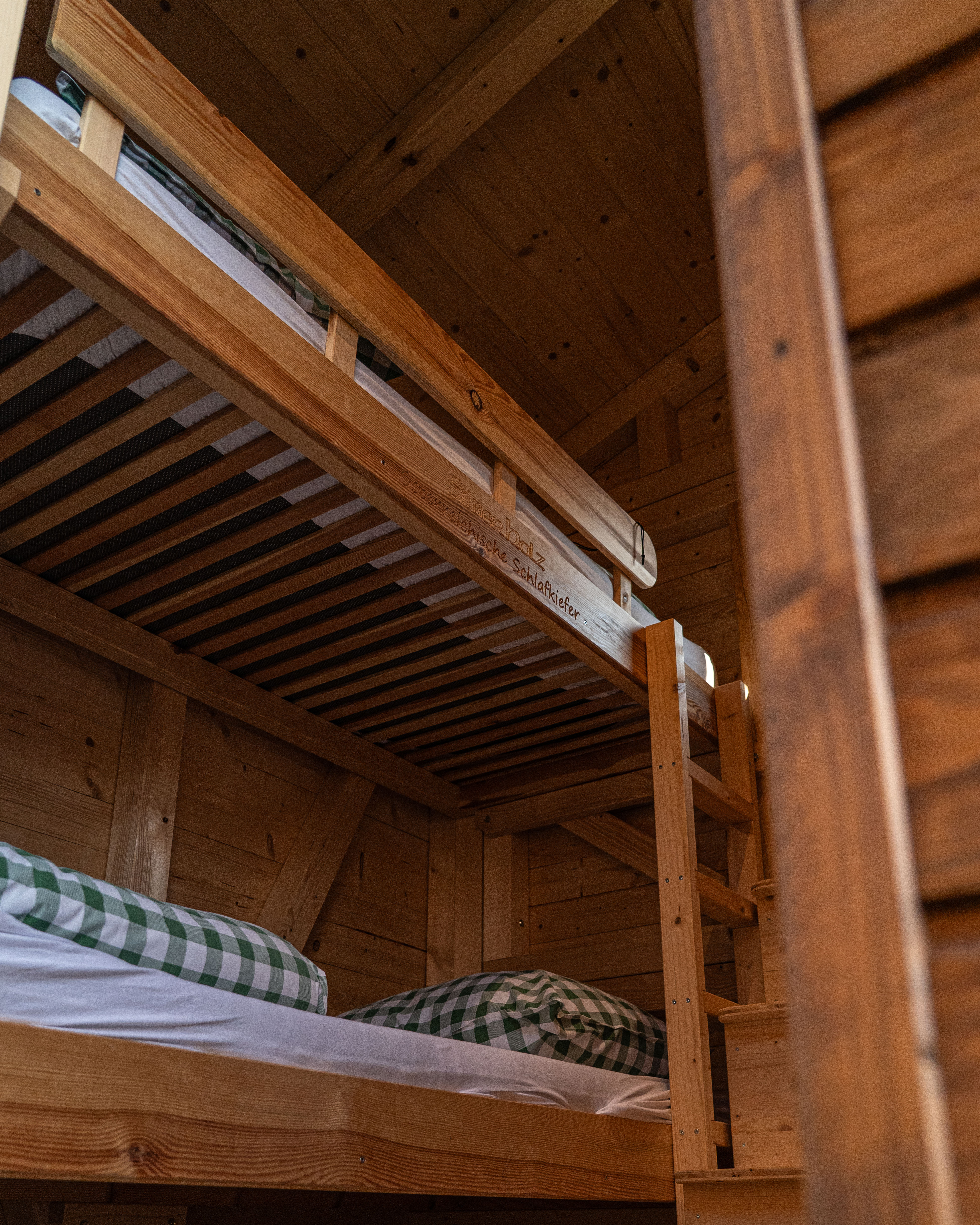 Wohnmobilstellplatz: Betten aus der Schlaf-Kiefer. Da schläfst du besonders gut und tief.  - Schitterhof CAMPING WEISS am RedBull Ring