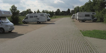 Place de parking pour camping-car - Umgebungsschwerpunkt: Stadt - Lüneburger Heide - Bad Bevensen: Wohnmobilstellplatz am Elbe-Seitenkanal - Stellplatz für Wohnmobile am Elbe-Seitenkanal