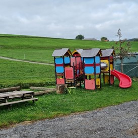 Wohnmobilstellplatz: Spielplatz mit Grillstelle  - Rast in Bonsay